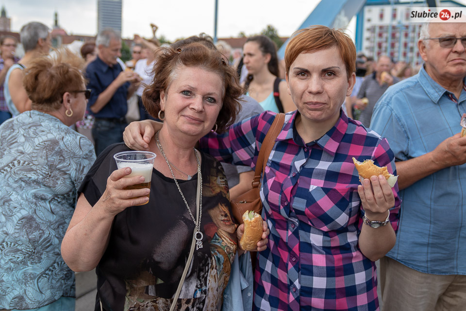 Bułka ze śledziem