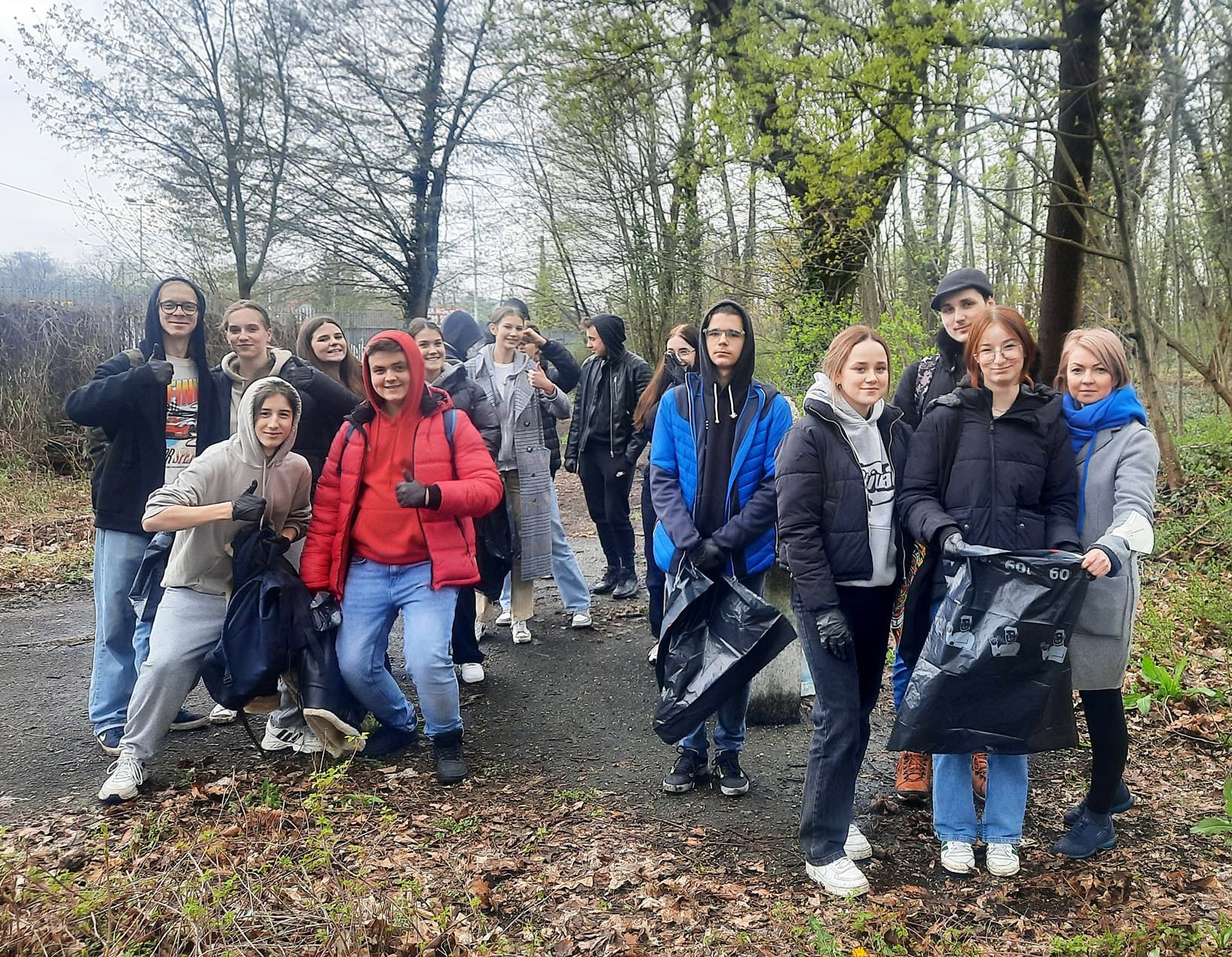 Uczniowie ze Słubic pomogli uprzątnąć żydowski cmentarz