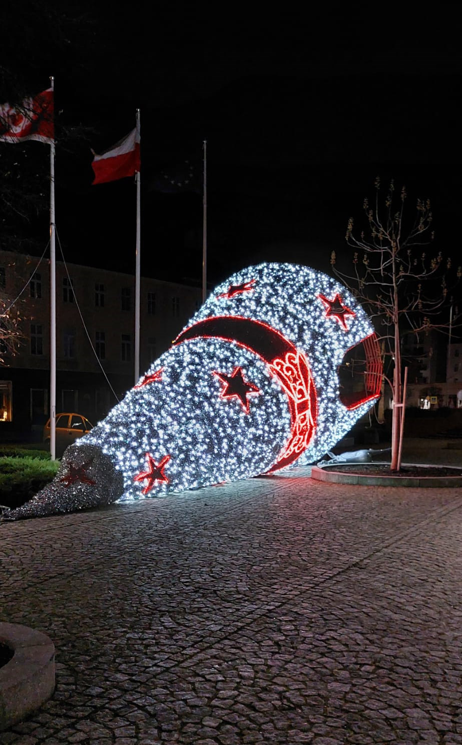 Nocne podmuchy wiatru przewróciły miejską choinkę