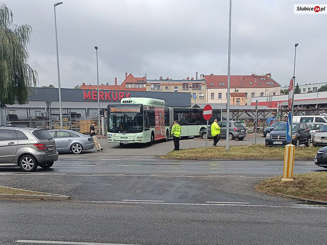 Kolizja autobusu z osobówką na parkingu przy Intermarche