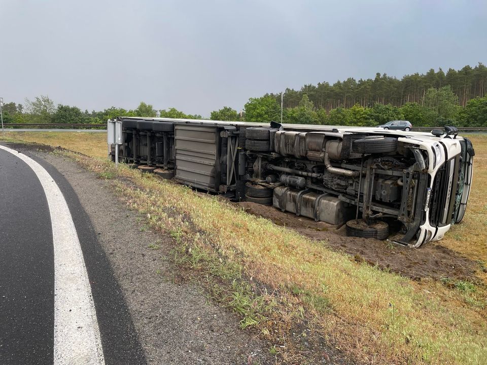 Ciężarówka przewróciła się na zjeździe na autostradę