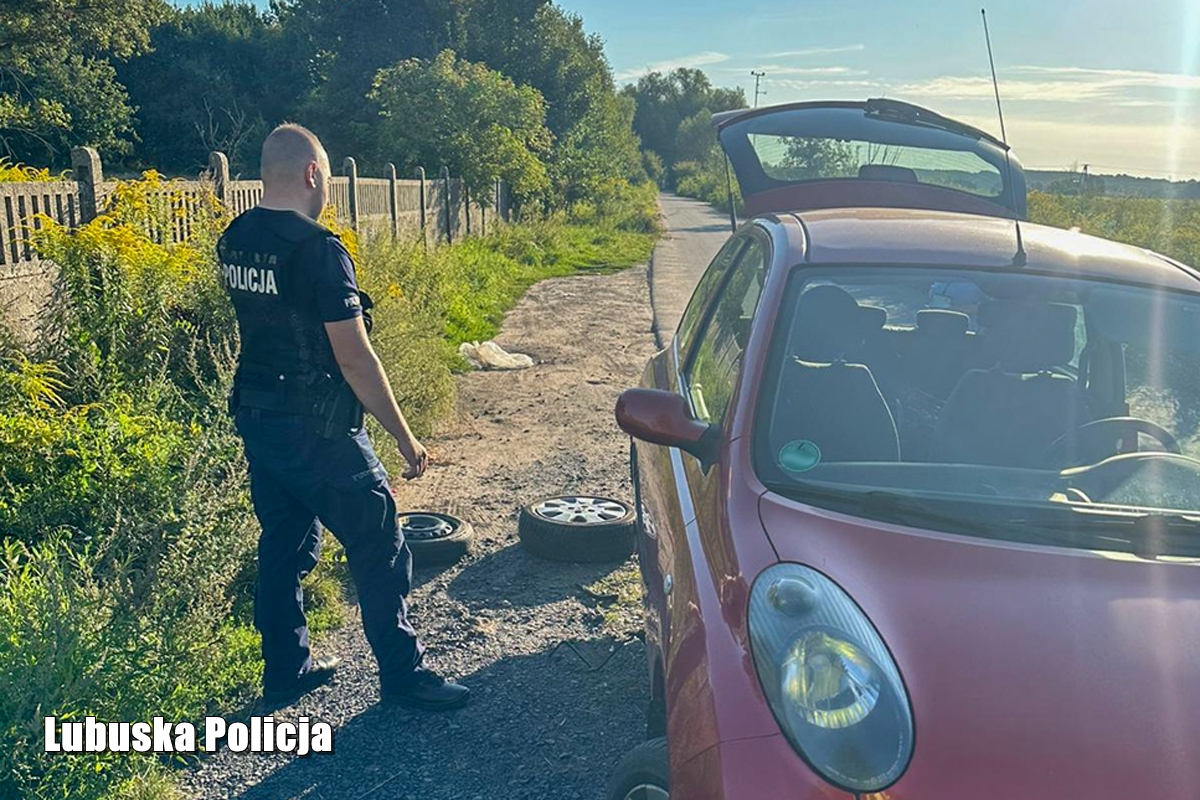 Policjanci pomogli starszej kobiecie zmienić uszkodzone koło