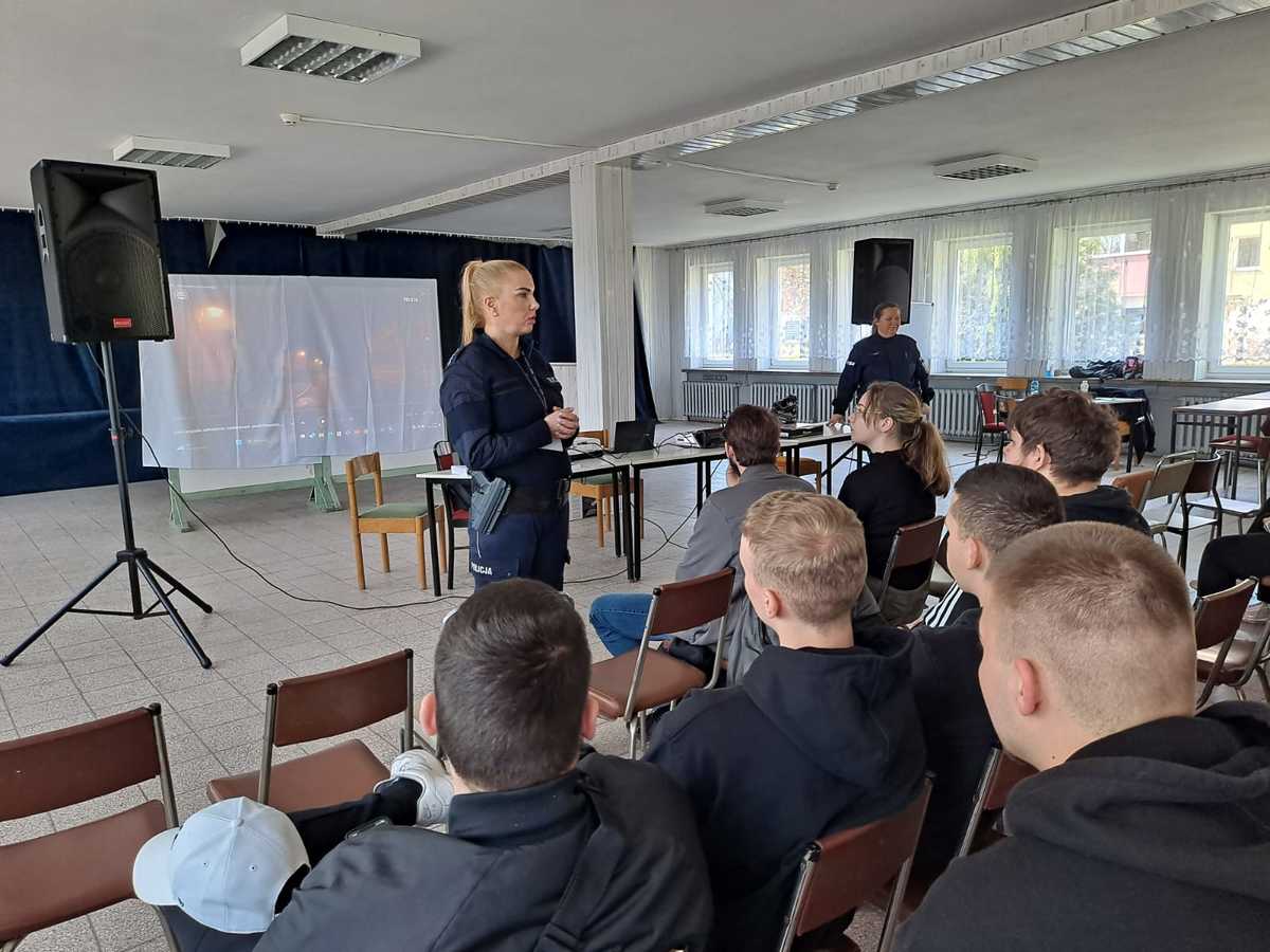 Spotkanie maturzystów CKZiU z funkcjonariuszkami KPP Słubice