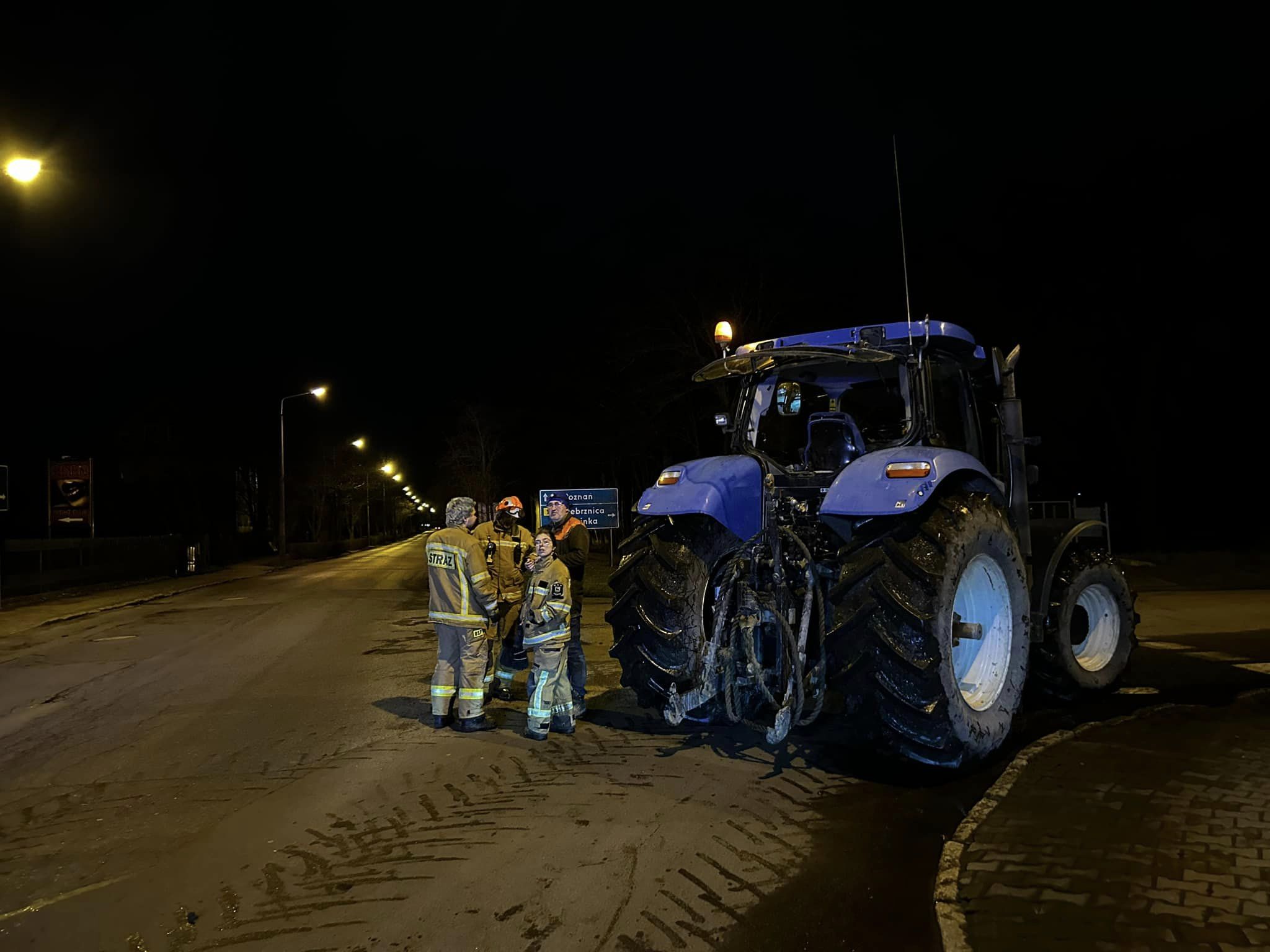 Ratownikom i strażakom pomógł jeden z okolicznych rolników