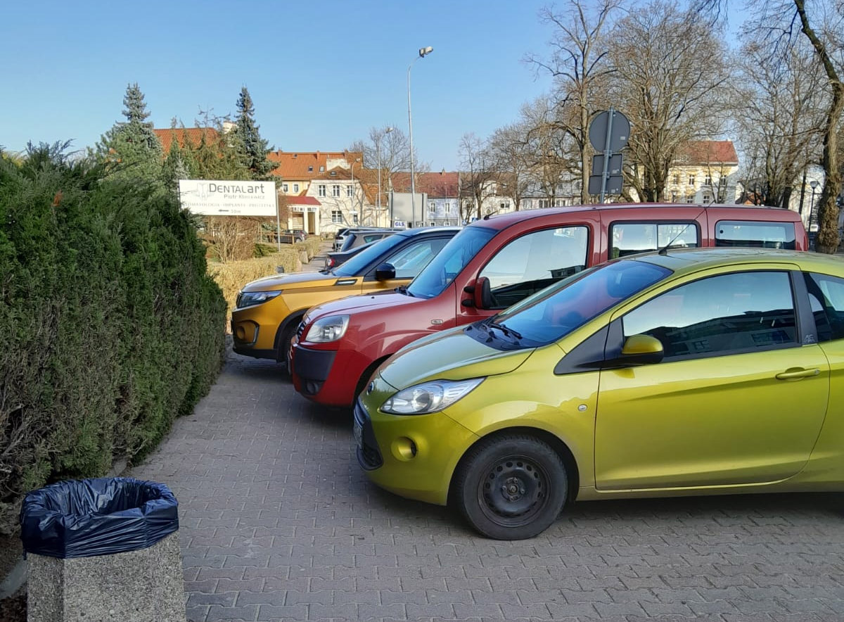 Kierowcy notorycznie zastawiają chodnik przy parkingu