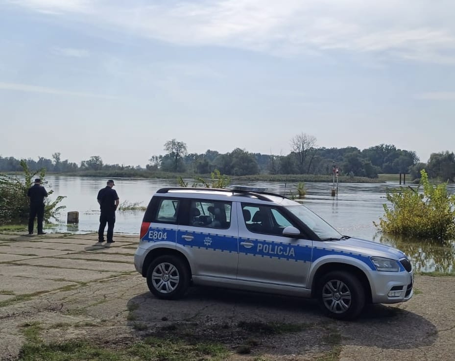 Policja zamyka drogę na most w Kłopocie